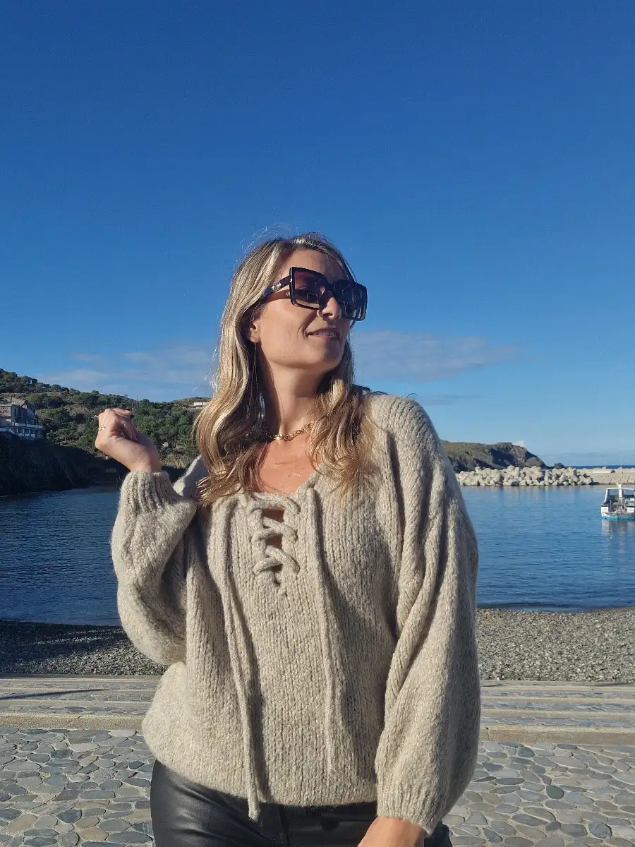 Pull col à lacet beige