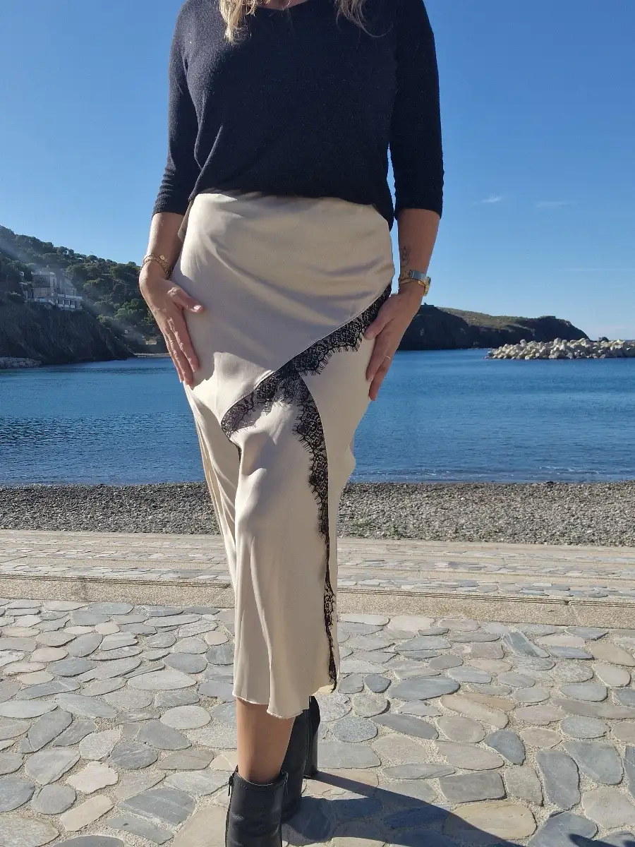 Jupe longue satin beige et dentelle