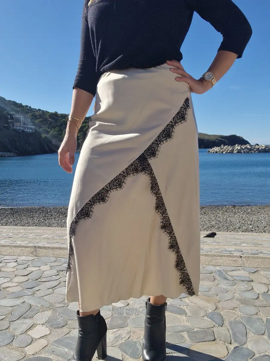 Jupe longue satin beige et dentelle
