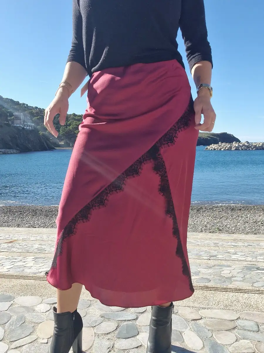 Jupe longue satin bordeau et dentelle
