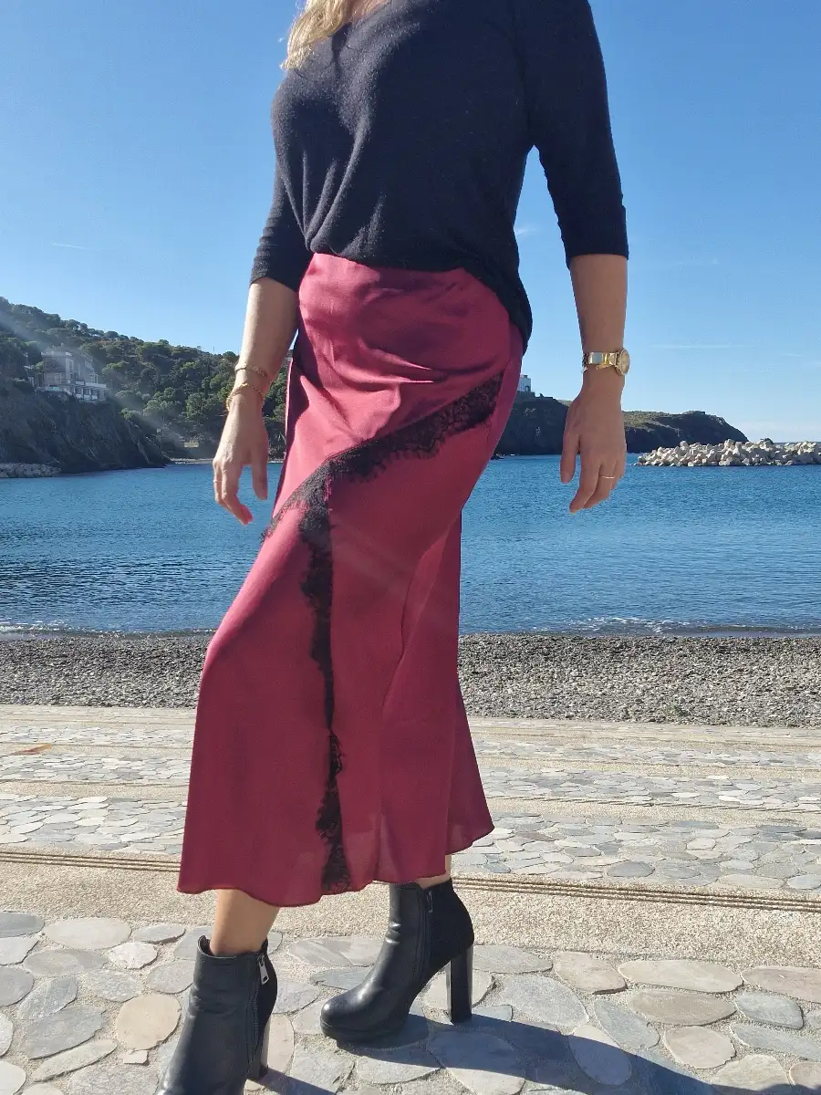 Jupe longue satin bordeau et dentelle