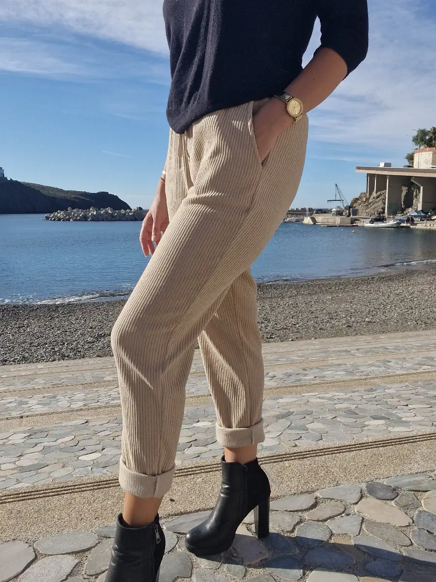 Pantalon mum velours souple beige