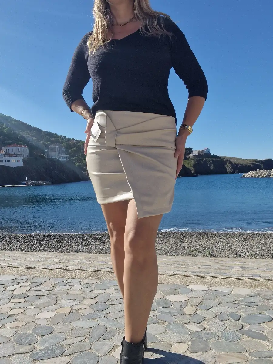 Jupe short simili cuir beige