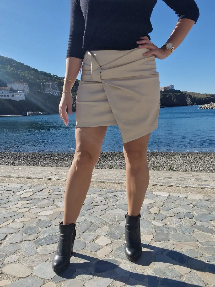 Jupe short simili cuir beige