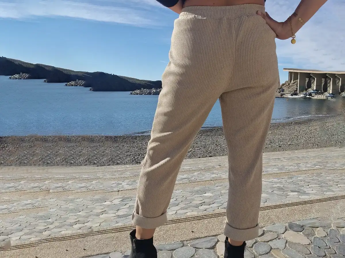 Pantalon mum velours souple beige