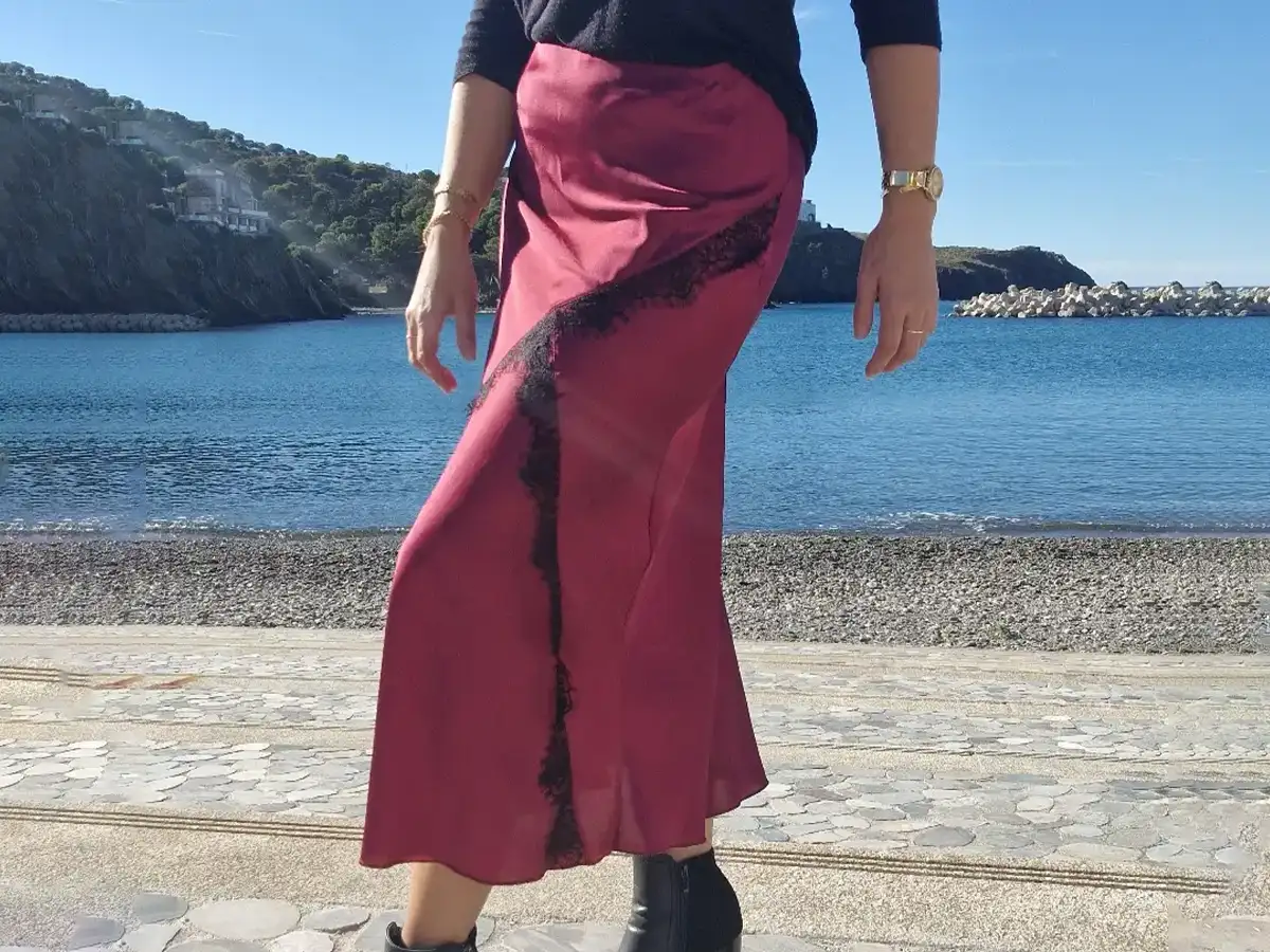 Jupe longue satin bordeau et dentelle