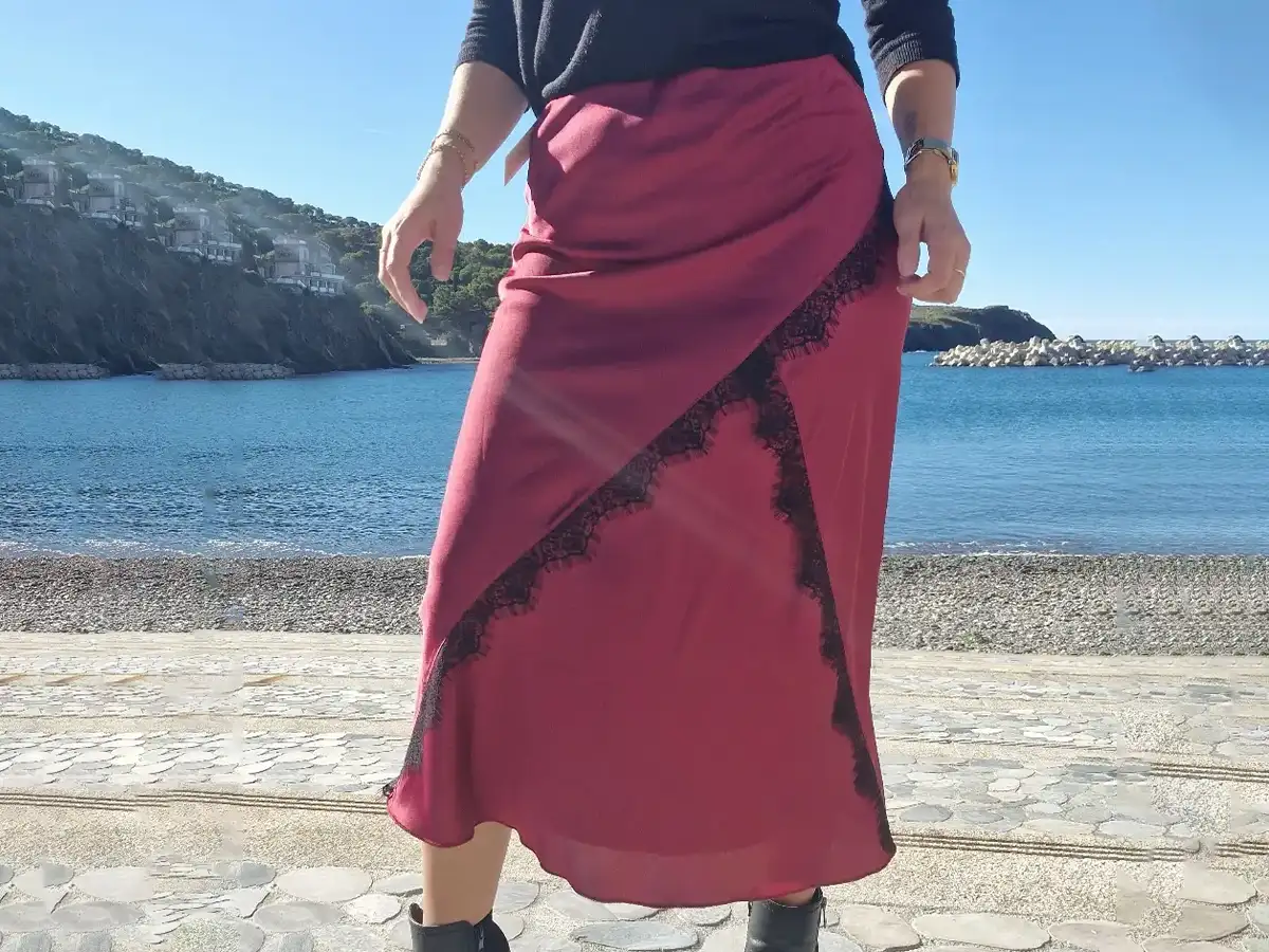 Jupe longue satin bordeau et dentelle