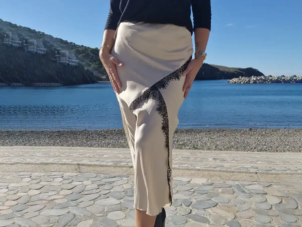 Jupe longue satin beige et dentelle