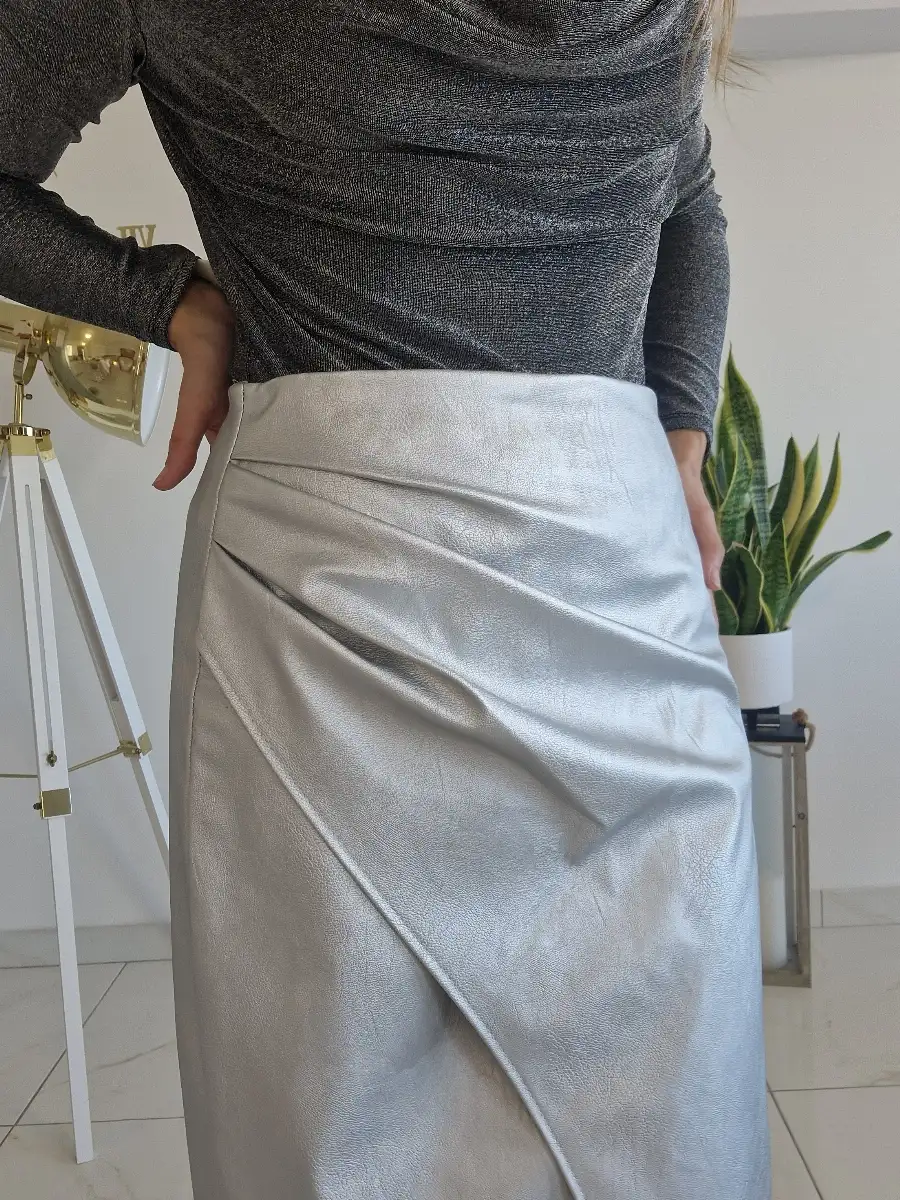 Jupe en simili cuir argentée