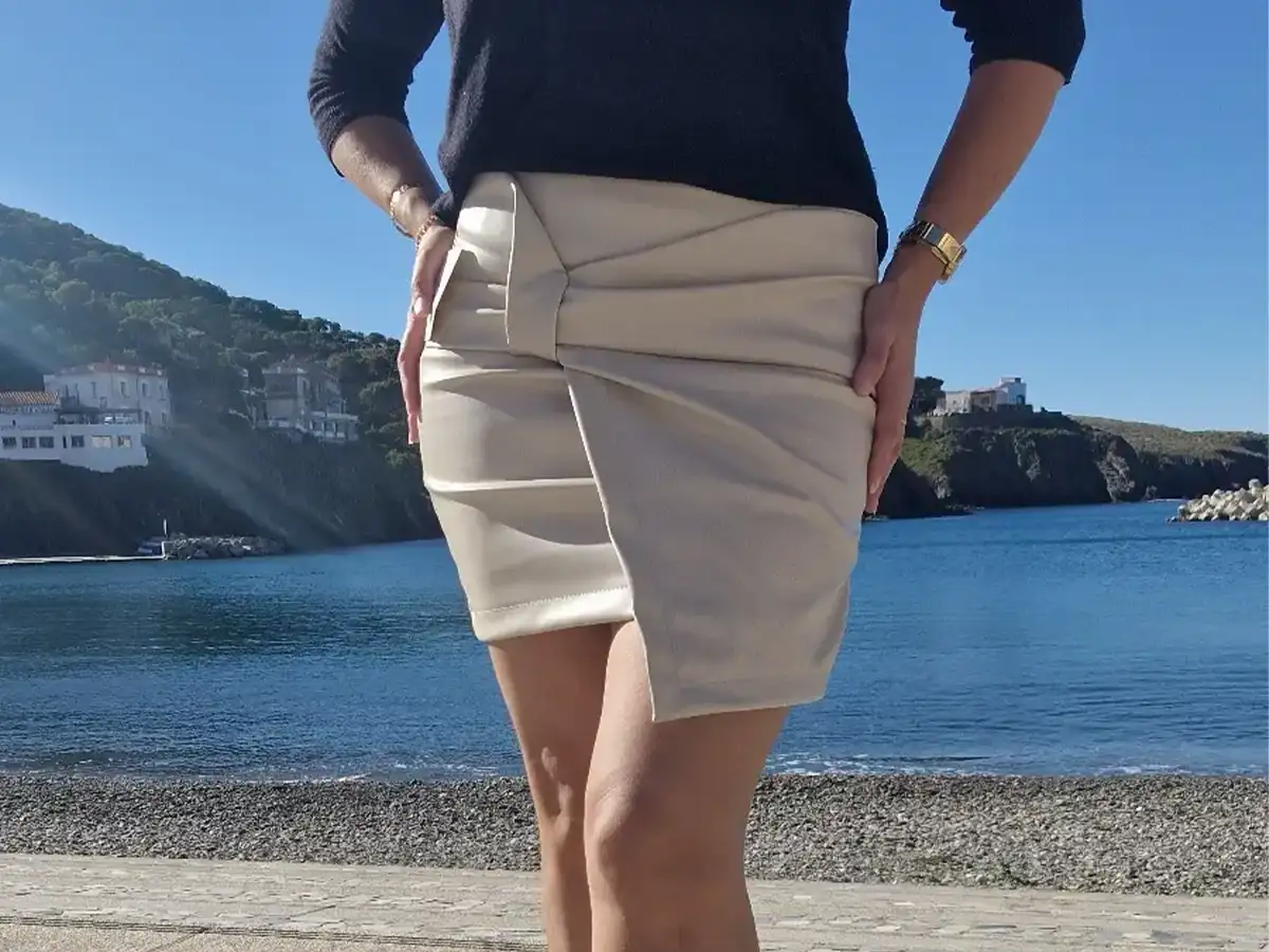 Jupe short simili cuir beige